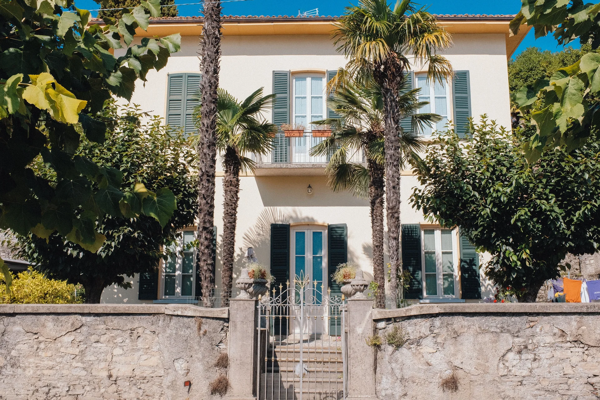 Jardin méditerranéen avec palmiers autour d’une villa